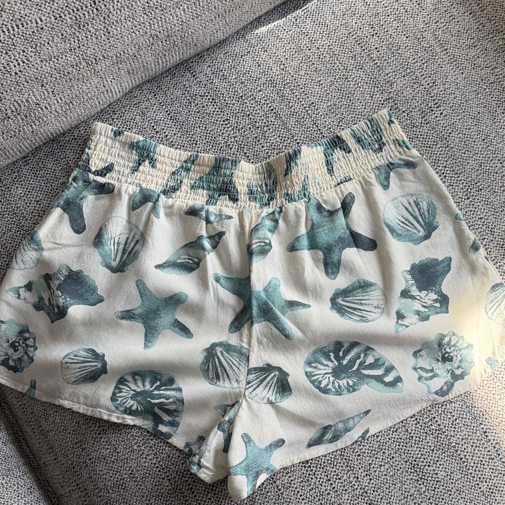O'Neill Brand New Cream Shorts with Teal Sea Shell Print - Picture 2 of 4